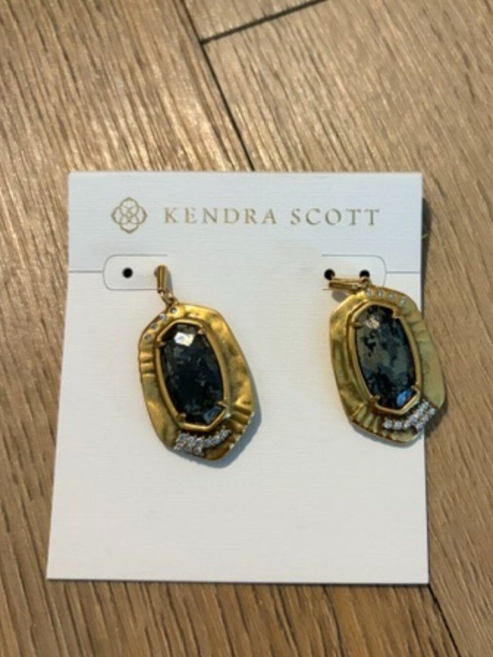 Kendra Scott drop earrings